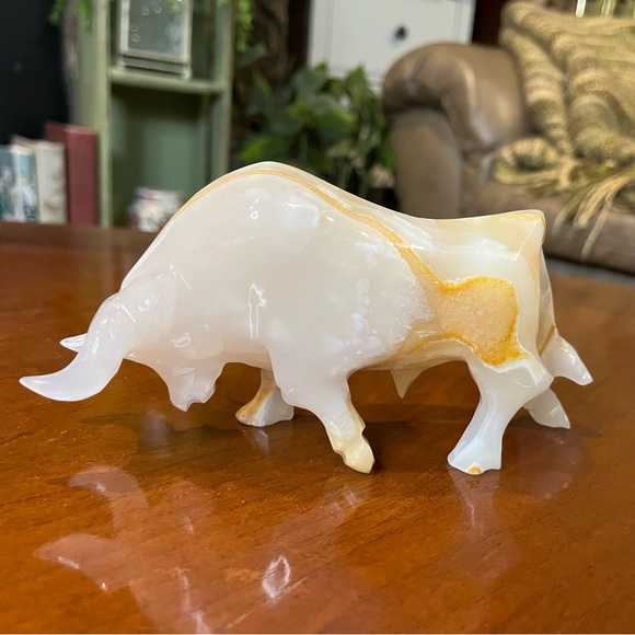 Hand Carved Onyx Bull - Picture 1 of 8